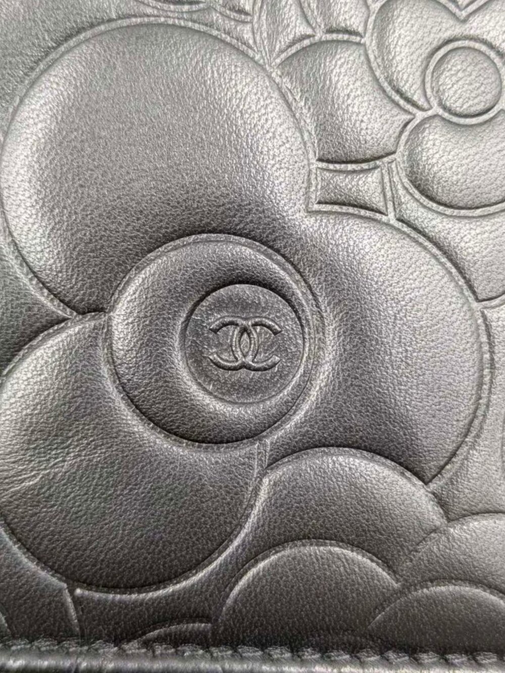 Pre-owned Chanel Camellia Embossed Lambskin Wallet On Chain Black - Picture 8 of 13